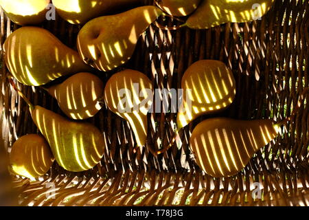 Poires rouge pour l'arrière-plan de l'alimentation dans le panier avec les ombres en forme à rayures Banque D'Images