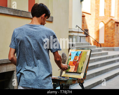 Varsovie, Pologne - le 29 juin 2018. La peinture de l'artiste de rue dans la vieille ville de Varsovie, capitale de la Pologne Banque D'Images