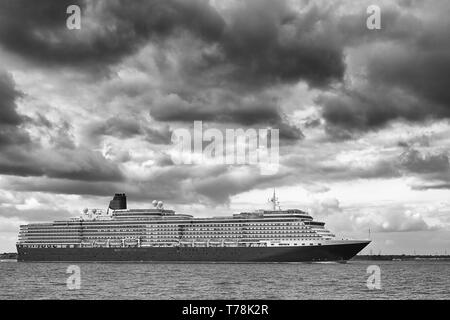 Moody photo noir et blanc de la Cunard Line, MS QUEEN VICTORIA, passant Calshot Spit, alors qu'elle quitte Southampton pour Hambourg Banque D'Images