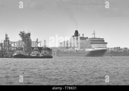 Photo en noir et blanc du Cunard Line, Cruise Liner, MS Queen Victoria, en route devant la raffinerie de pétrole de Fawley alors qu'il quitte Southampton, à destination Banque D'Images