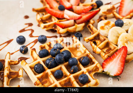 Des gaufres maison décorée avec des bleuets, fraises et bananes, vue du dessus Banque D'Images