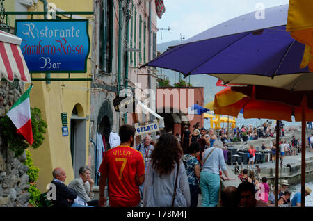 Marche à travers la foule sur le chemin vers le port à Vernazza, Cinque Terre, Italie Banque D'Images