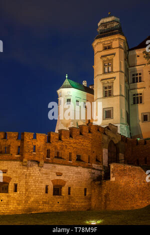 Le Château Royal de Wawel illuminé la nuit dans la ville de Cracovie en Pologne Banque D'Images