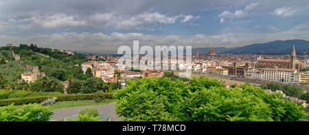 Panorama de Florence (Firenze), comme vu à partir de la Piazzale Michelangelo, vue éloignée sur le Ponte Vecchio, le Duomo, le Palazzo Vecchio et d'autres sites touristiques. Banque D'Images