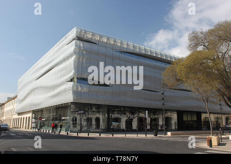 Le musée de la Romanite situé à côté de l'amphithéâtre romain de Nîmes Banque D'Images