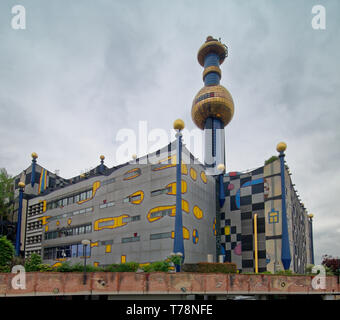 Spittelau l'incinération des déchets et la centrale de chauffage, Vienne, Autriche, conçu par Friedensreich Hundertwasser Banque D'Images