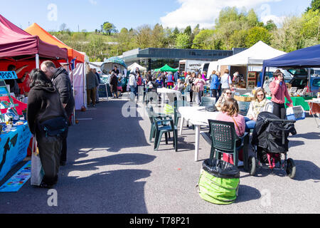 Les acheteurs du marché dans un pays sur une journée ensoleillée. Banque D'Images