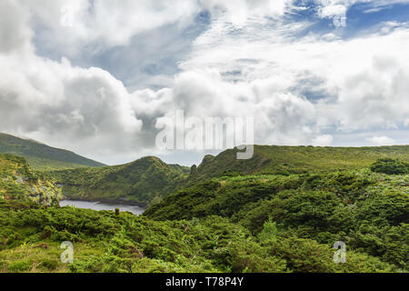 Montrer plus de Lagoa Comprida Cloud dans la Reserva Florestal Natural do Morro Alto e Pico da Se Parc national sur l'île de Flores aux Açores. Banque D'Images