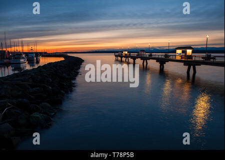 Coucher du soleil le long de Puget Sound avec Edmonds voile marina et la jetée de pêche Banque D'Images