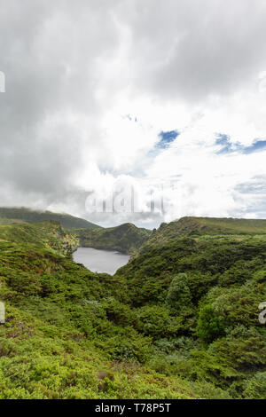 Vue Portrait de nuages sur Lagoa Comprida sur l'île de Flores aux Açores. Banque D'Images