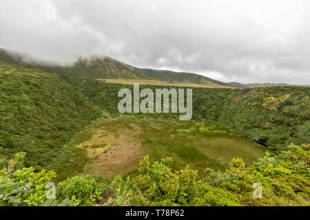 Presque vide caldera Lagoa Seca un jour d'été dans la région de Flores, le Portugal. Banque D'Images