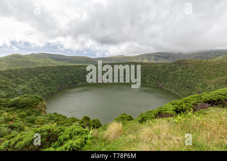 La Lagoa Funda cratère volcanique sur Flores aux Açores. Banque D'Images