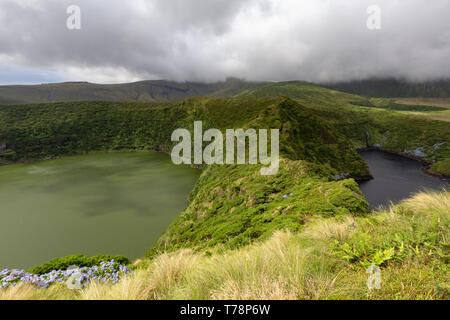 Deux lacs de cratère, Lagoa Funda et Lagoa Comprida sur l'île de Flores au Portugal. Banque D'Images