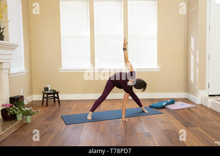Yoga Utthita Trikonasana Parvrtti Banque D'Images
