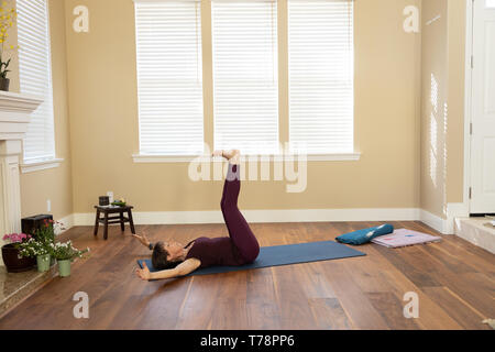 Yoga étirement des ischio-jambiers en position couchée Banque D'Images