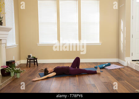 Yoga pose Eka Pada Urdhva Prasrta Padottanasana commencer Banque D'Images