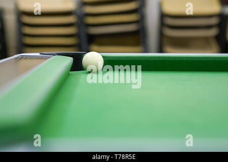Piscine blanc balle sur green table close up Banque D'Images