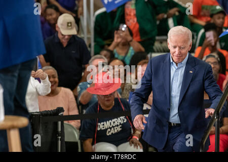 Columbia, Caroline du Sud USA - Mai 4, 2019 - 2020 espoir présidentiel Joe Biden (D) fait son chemin jusqu'à la tribune lors d'un arret de campagne en Colombie-Britannique. Banque D'Images