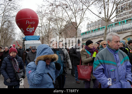 Des milliers de retraités ont démontré à partir de la Place d'Italie et vers le ministère des Finances. Credit : Vronique Phitoussi/Alamy Stock Photo Banque D'Images