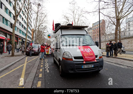 Des milliers de retraités ont démontré à partir de la Place d'Italie et vers le ministère des Finances. Credit : Vronique Phitoussi/Alamy Stock Photo Banque D'Images