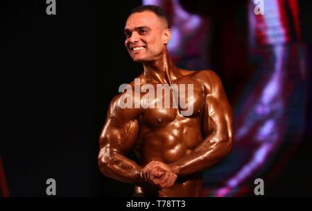 Katmandou, Népal. 04 mai, 2019. Un candidat masculin pose dans la ronde finale du 7e championnat de culturisme National M. Himalaya. Plus d'une centaine d'hommes et six femmes de partout au pays ont participé au championnat de bâtiment de corps. Credit : Archana Shrestha/Pacific Press/Alamy Live News Banque D'Images