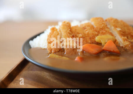 Riz au Curry de porc frit avec de la nourriture japonaise tonkatsu sur table en bois Banque D'Images