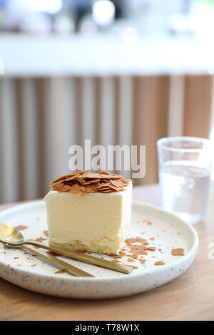 Cheesecake japonais et verre de l'eau dans le Banque D'Images