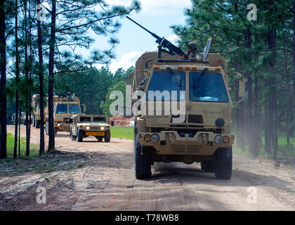 Les soldats de la Garde nationale de l'armée américaine avec la compagnie Hotel, 230e Bataillon de soutien de Brigade (joint à la 218e Brigade d'amélioration de Manœuvre, en Caroline du Sud), la Garde nationale a mené des opérations de tir réel de convoi à Fort Stewart, en Géorgie le 2 mai 2019 que aiguisé leurs compétences en communication et de la défense au cours de la formation annuelle en vue d'un déploiement prochain. (U.S. La Garde nationale de l'armée photo de Brian Calhoun, 108e Détachement des affaires publiques) Banque D'Images