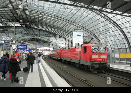 Locomotive électrique de classe 143 et de train à l'Hauptbahnhof, Berlin, Allemagne. Banque D'Images