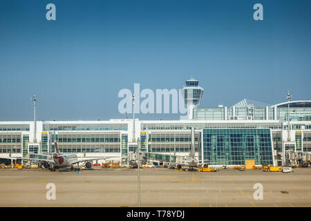 MUNICH, ALLEMAGNE - 25 juil., 2018 ; vue panoramique sur la façade de l'aéroport de Munich contre le ciel bleu Banque D'Images