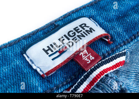 Saint-Pétersbourg, Russie, le 9 octobre 2017 : Libre de Tommy Hilfiger jeans bleu sur l'étiquette. Tommy Hilfiger est marque lifestyle. Hilfiger Denim. Tommy Hil Banque D'Images