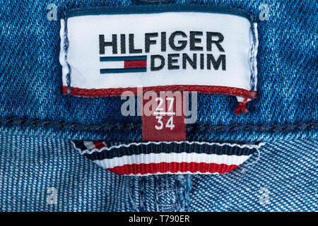 Saint-Pétersbourg, Russie, le 9 octobre 2017 : Libre de Tommy Hilfiger jeans bleu sur l'étiquette. Tommy Hilfiger est marque lifestyle. Hilfiger Denim. Tommy Hil Banque D'Images