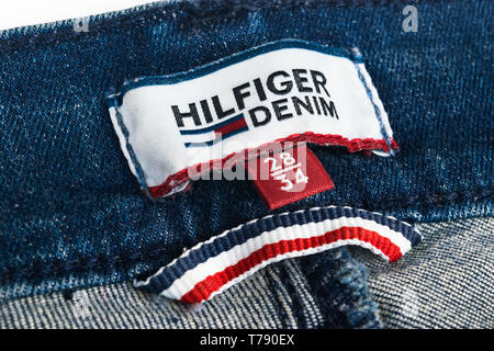 Saint-Pétersbourg, Russie, le 9 octobre 2017 : Libre de Tommy Hilfiger jeans bleu sur l'étiquette. Tommy Hilfiger est marque lifestyle. Hilfiger Denim. Tommy Hil Banque D'Images