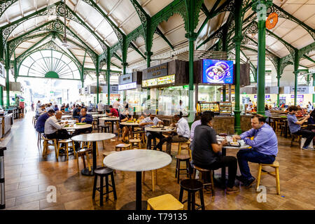 Les personnes mangeant de la nourriture à l'heure du déjeuner le Lau Pa Sat Festival Market, à Singapour, en Asie du sud-est Banque D'Images