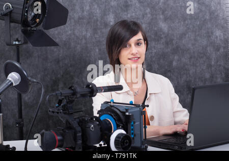 Jeune femme travaillant dans l'éditeur vidéo studio Banque D'Images