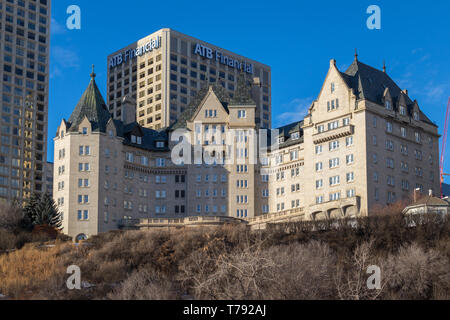 L'Hôtel Fairmont Macdonald dans l'hiver, vue de la vallée de la rivière Saskatchewan Nord, à Edmonton, en Alberta. Banque D'Images