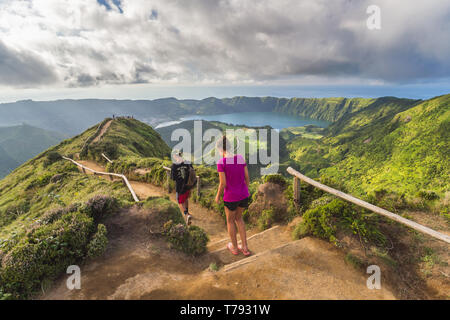 Le Portugal, l'archipel des Açores, l'île de São Miguel, Sete Cidades, Boca do Inferno, vue sur Lagoa Santiago et Lagoa Azul lacs de cratère Banque D'Images