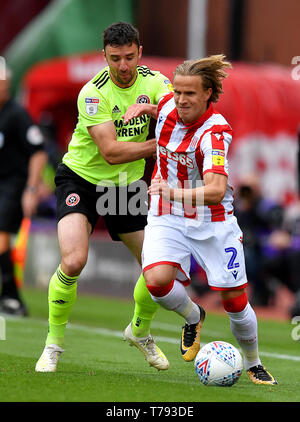 Stoke City's Moritz Bauer (à droite) et de l'Enda Stevens de Sheffield United (à gauche) bataille pour la balle durant le match de championnat à Sky Bet bet365, le stade de Stoke. Banque D'Images