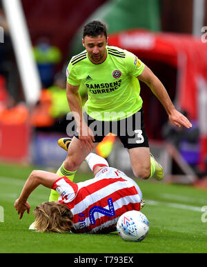 Stoke City's Moritz Bauer (à droite) et de l'Enda Stevens de Sheffield United (à gauche) bataille pour la balle durant le match de championnat à Sky Bet bet365, le stade de Stoke. Banque D'Images