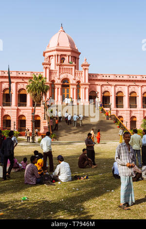 Dhaka, Bangladesh : les gens dans les jardins de l'Ahsan Manzil (Palais Rose), un bâtiment de l'époque de l'Empire britannique qui a servi de résidence pour le Nawab de Dh Banque D'Images