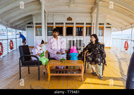 Sundarbans, division de Khulna, Bangladesh : une famille du Bangladesh repose sur le pont de 1ère classe de la Rocket Steamer voile voyageant de Khulna au Bangladesh t Banque D'Images