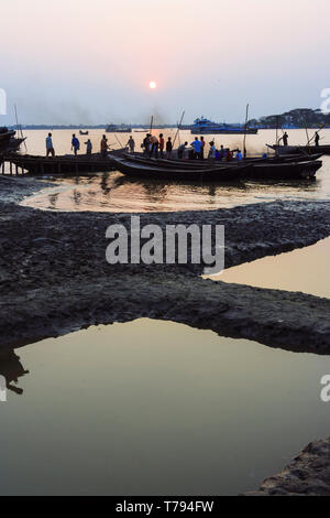 Mongla, division de Khulna, Bangladesh : les navetteurs à bord d'un bateau public dans le port de Mongla au coucher du soleil. Banque D'Images