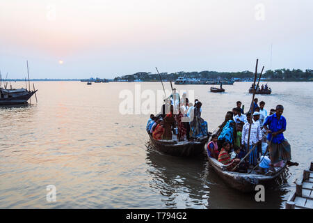 Mongla, division de Khulna, Bangladesh : les navetteurs sur une barque publique arrivent au port de Mongla au coucher du soleil. Banque D'Images