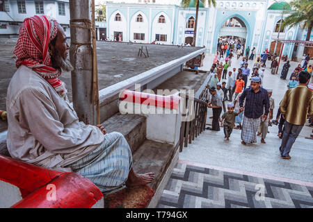 Sylhet, Bangladesh : Un homme regarde les pèlerins se rendant sur le tombeau de Hazrat Shah Jalal (a révéré 14ème siècle saint Soufi ) un de Banglades Banque D'Images