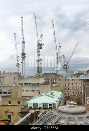 Grues à tour pour la construction de nombreux haut dans ciel dominant de gratte-ciel et immeubles de bureaux bâtiments Banque D'Images