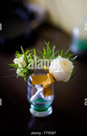 Belle fleur de mariés détail avant mariage - boutonnière bouquet romantique Banque D'Images