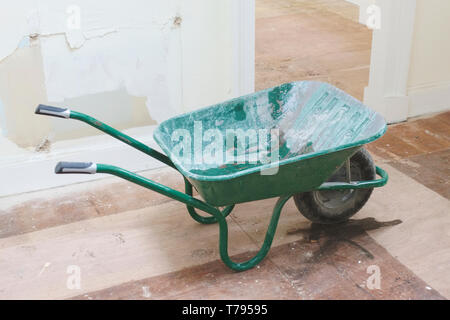 Brouette verte commerçant ou manoeuvre outils pour travail manuel dans la construction chantier Banque D'Images