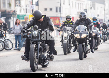 L'arrivée de groupe dirigée par Harley Davidson moto forcée à l'Southend Shakedown rallye moto à Southend on Sea, Essex, Royaume-Uni. Banque D'Images