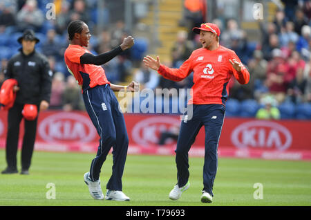 L'Angleterre Jofra Archer (à gauche) célèbre en tenant le wicket de Pakistan's Imam-ul-Haq abaissement accidentel du carter durant l l'épanouissement IL20 match à Sophia Gardens, Cardiff. Banque D'Images