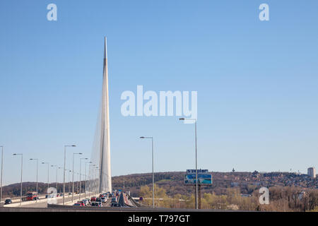 BELGRADE, SERBIE - avril 2, 2018 : un fort trafic sur une autoroute Belgrade passant sur le pont de l'Ada, l'un des ponts les plus récentes sur la Save et un t Banque D'Images